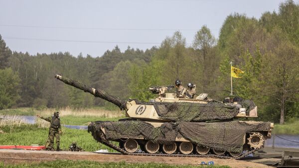 Um tanque dos EUA modelo Abrams é visto enquanto tropas da Polônia, EUA, França e Suécia participam do exercício militar DEFENDER-Europe 22, em Nowogrod, Polônia, 19 de maio de 2022 - Sputnik Brasil
