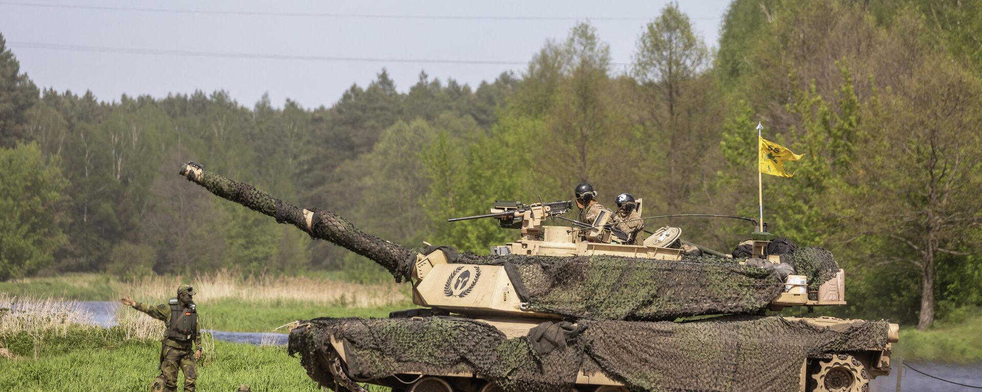 Um tanque dos EUA modelo Abrams é visto enquanto tropas da Polônia, EUA, França e Suécia participam do exercício militar DEFENDER-Europe 22, em Nowogrod, Polônia, 19 de maio de 2022 - Sputnik Brasil, 1920, 04.08.2022