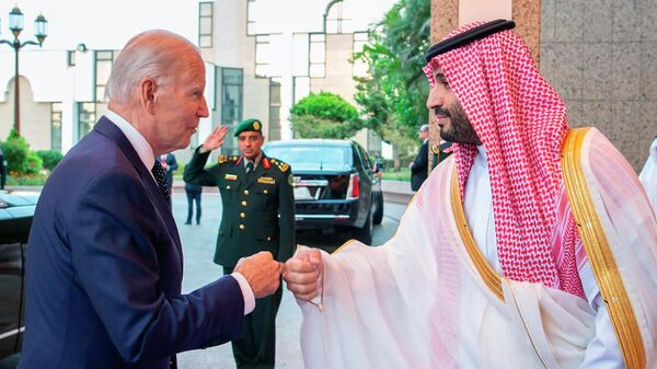 O presidente norte-americano, Joe Biden (à esquerda), cumprimenta o príncipe saudita Mohammed bin Salman, após chegar a Jeddah, na Arábia Saudita - Sputnik Brasil