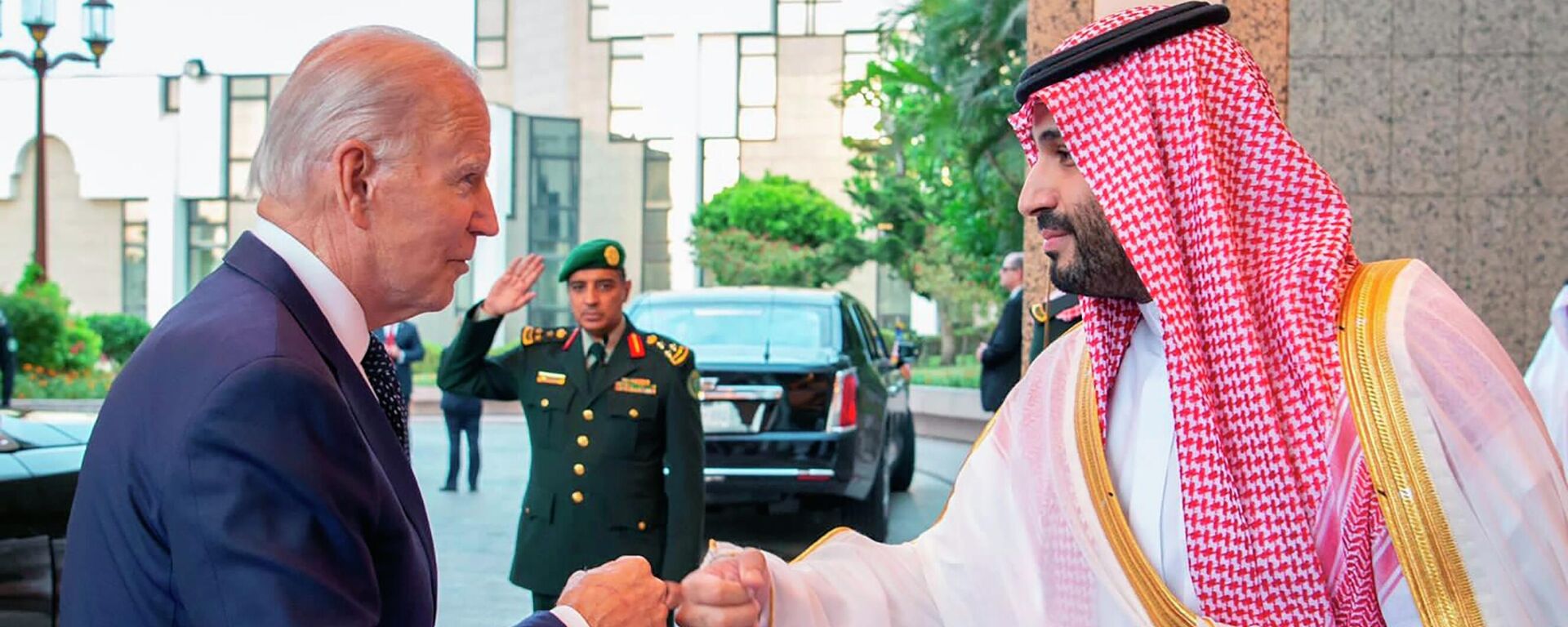 O presidente norte-americano, Joe Biden (à esquerda), cumprimenta o príncipe saudita Mohammed bin Salman, após chegar a Jeddah, na Arábia Saudita - Sputnik Brasil, 1920, 15.07.2022