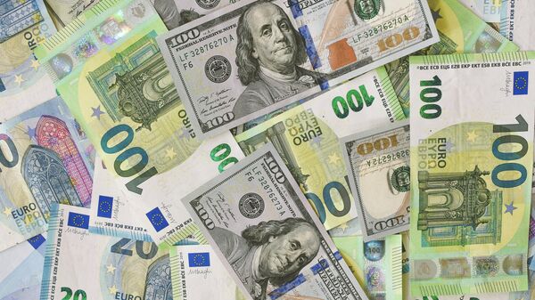 Notas de dólares americano e euros (imagem de referência) - Sputnik Brasil