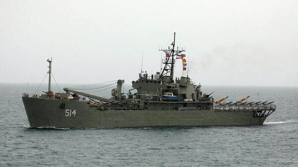Navio de guerra iraniano carrega drones durante um exercício no oceano Índico, 15 de julho de 2022 - Sputnik Brasil