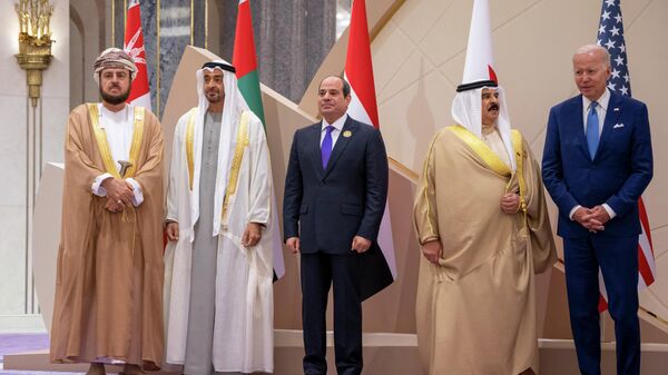 Da esquerda para a direita: Asaad bin Tariq al-Said, vice-primeiro-ministro de Relações Internacionais e Cooperação de Omã e representante especial do sultão; xeque Mohamed bin Zayed al-Nahyan, presidente dos Emirados Árabes Unidos; Abdel Fattah al-Sisi, presidente do Egito; Hamad bin Isa bin Salman al-Khalifa, rei do Bahrein; e Joe Biden, presidente dos EUA - Sputnik Brasil