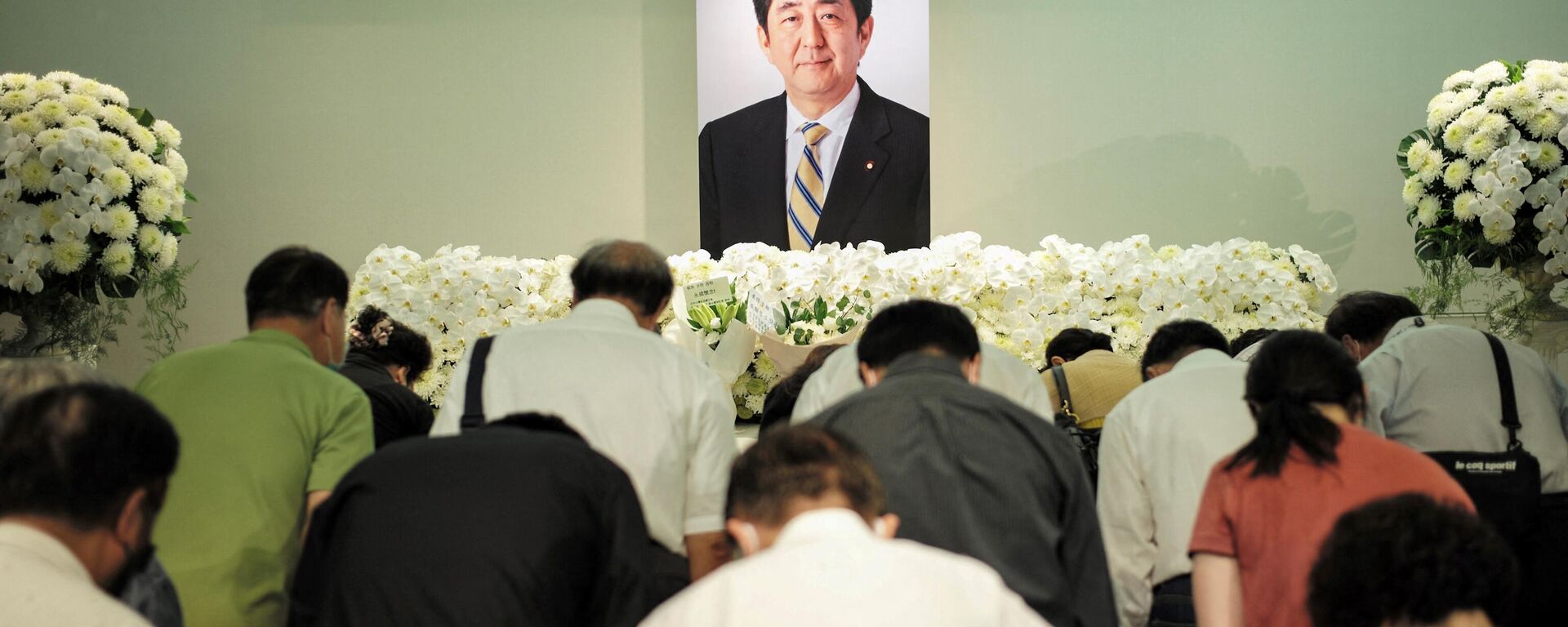 Pessoas dão seus pêsames a Shinzo Abe, ex-premiê japonês assassinado no Escritório da Associação de Intercâmbio Japão-Taiwan em Taipé, Taiwan, 8 de julho de 2022 - Sputnik Brasil, 1920, 17.07.2022