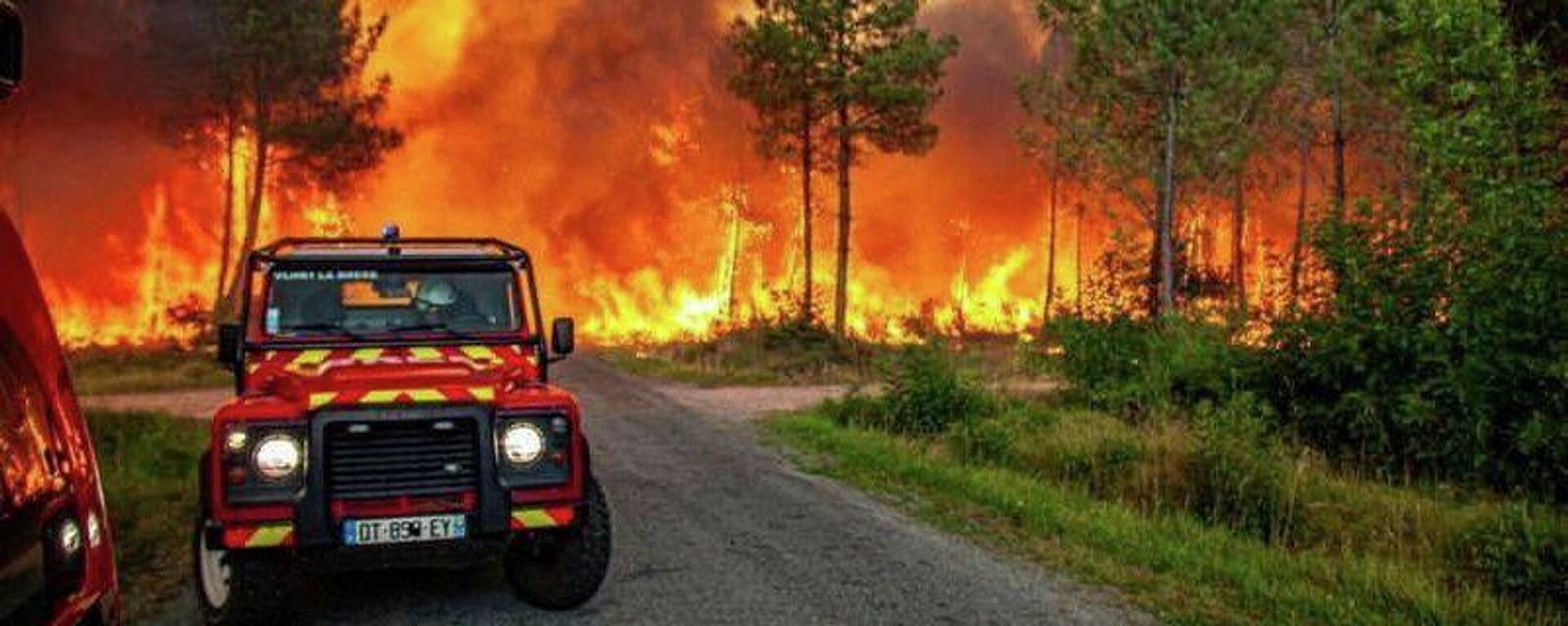 Imagem de incêndio florestal na França, devido à onda de calor que atinge a Europa, em julho de 2022 - Sputnik Brasil, 1920, 14.08.2022