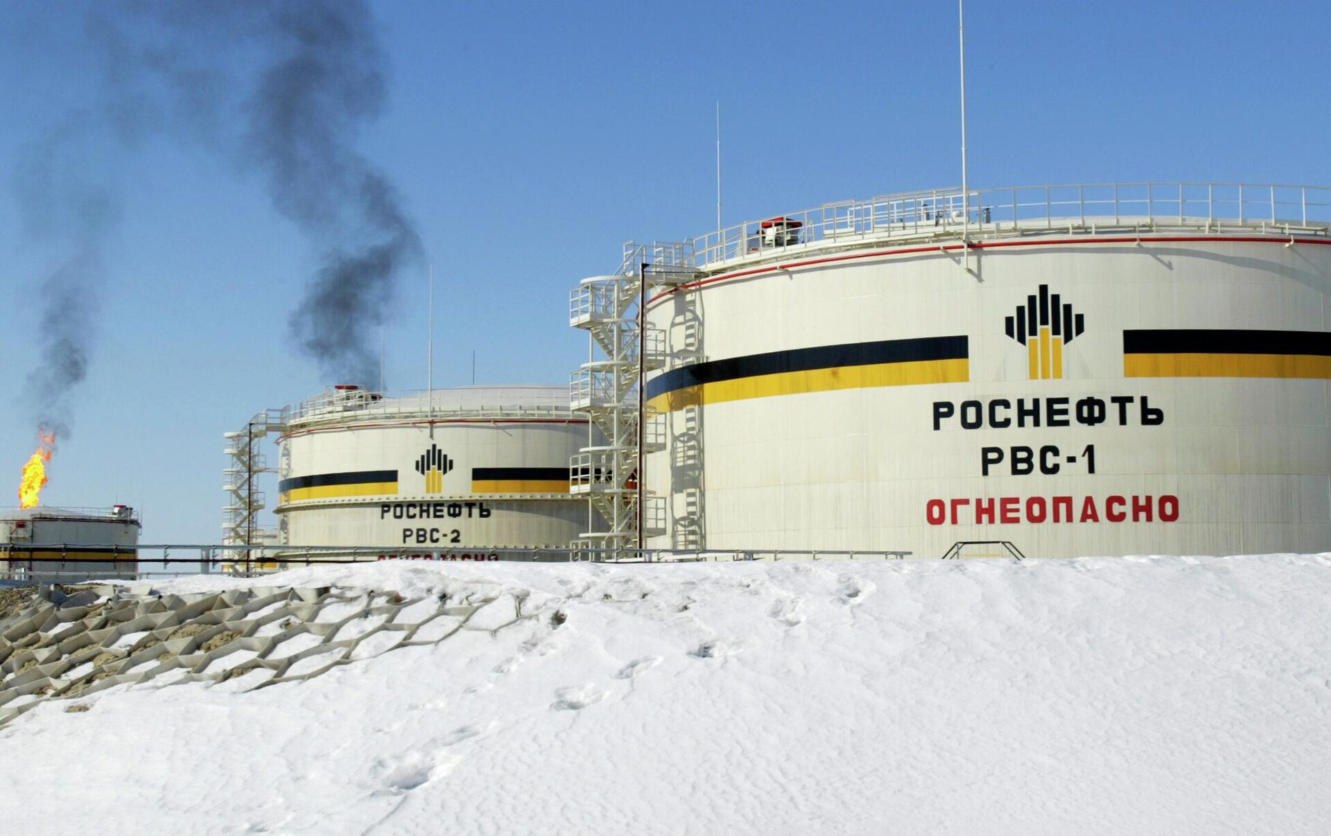 Reservatórios da gigante petrolífera estatal russa Rosneft no campo petrolífero de Priobskoye, perto de Nefteyugansk, no oeste da Sibéria, Rússia, em 5 de abril de 2006 - Sputnik Brasil, 1920, 16.09.2022