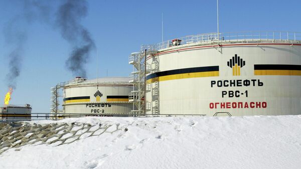Reservatórios da gigante petrolífera estatal russa Rosneft no campo petrolífero de Priobskoye, perto de Nefteyugansk, no oeste da Sibéria, Rússia, em 5 de abril de 2006 - Sputnik Brasil