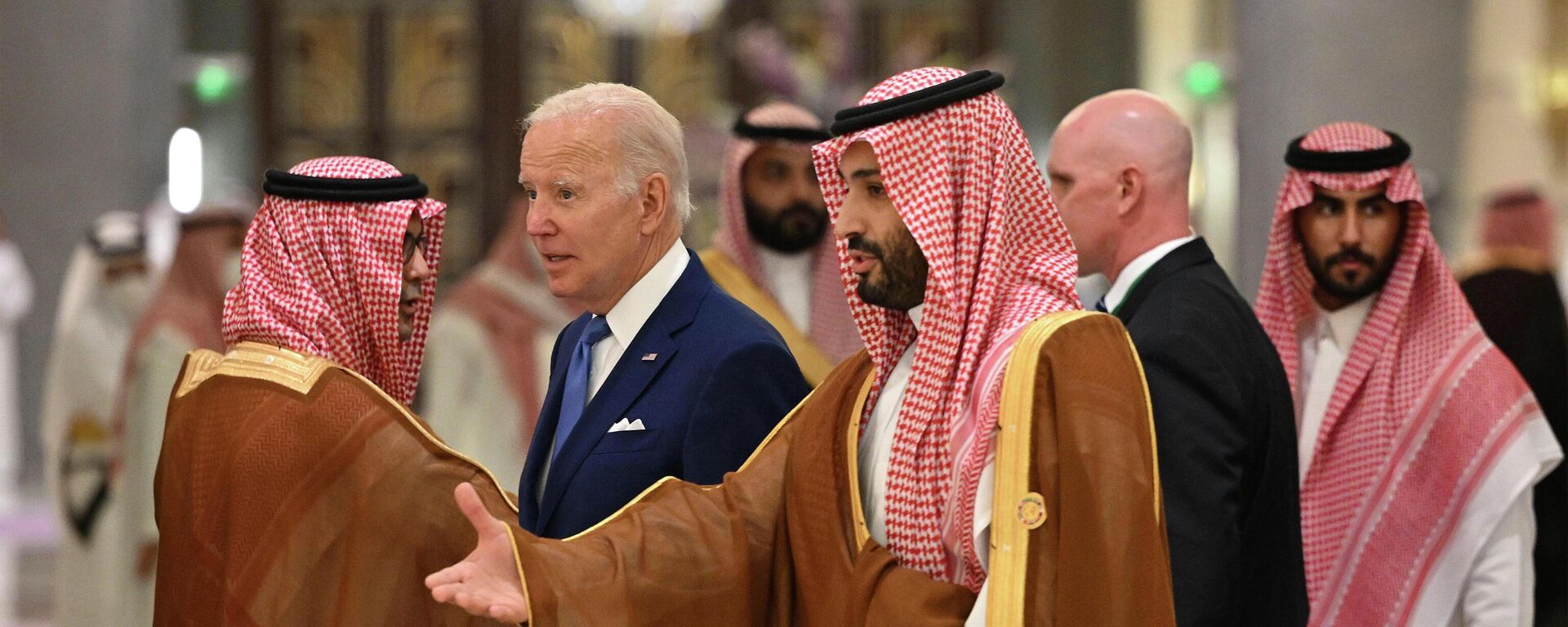 Joe Biden, presidente dos EUA (centro à esquerda), e Mohammed bin Salman Al Saud, príncipe herdeiro saudita (centro à direita), em um hotel de Jeddah, Arábia Saudita, 16 de julho de 2022 - Sputnik Brasil, 1920, 13.10.2023