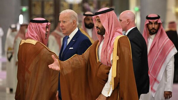 Joe Biden, presidente dos EUA (centro à esquerda), e Mohammed bin Salman Al Saud, príncipe herdeiro saudita (centro à direita), em um hotel de Jeddah, Arábia Saudita, 16 de julho de 2022 - Sputnik Brasil