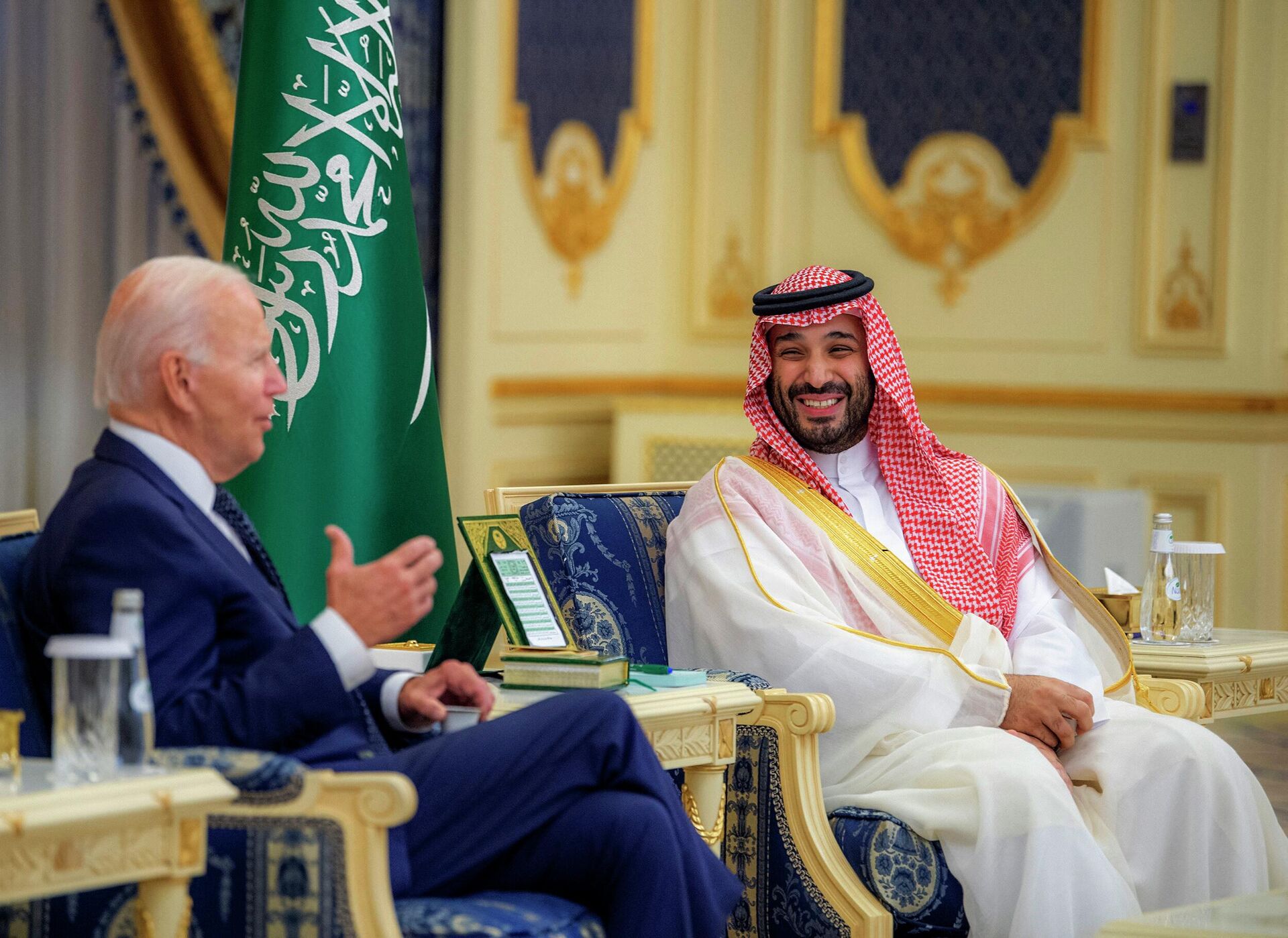 Príncipe herdeiro saudita, Mohammed bin Salman, se reúne com o presidente norte-americano, Joe Biden, no palácio de Al-Salam, em Gidá, segunda maior cidade do reino, 15 de julho de 2022 - Sputnik Brasil, 1920, 18.07.2022