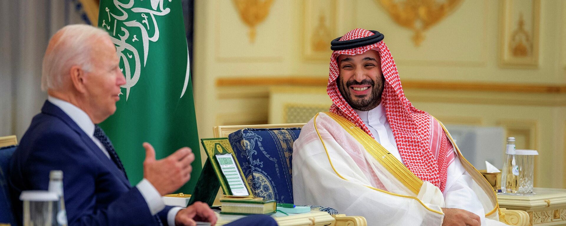 Príncipe herdeiro saudita, Mohammed bin Salman, se reúne com o presidente norte-americano, Joe Biden, no palácio de Al-Salam, em Gidá, segunda maior cidade do reino, 15 de julho de 2022 - Sputnik Brasil, 1920, 18.07.2022