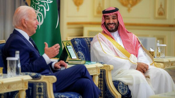 Príncipe herdeiro saudita, Mohammed bin Salman, se reúne com o presidente norte-americano, Joe Biden, no palácio de Al-Salam, em Gidá, segunda maior cidade do reino, 15 de julho de 2022 - Sputnik Brasil