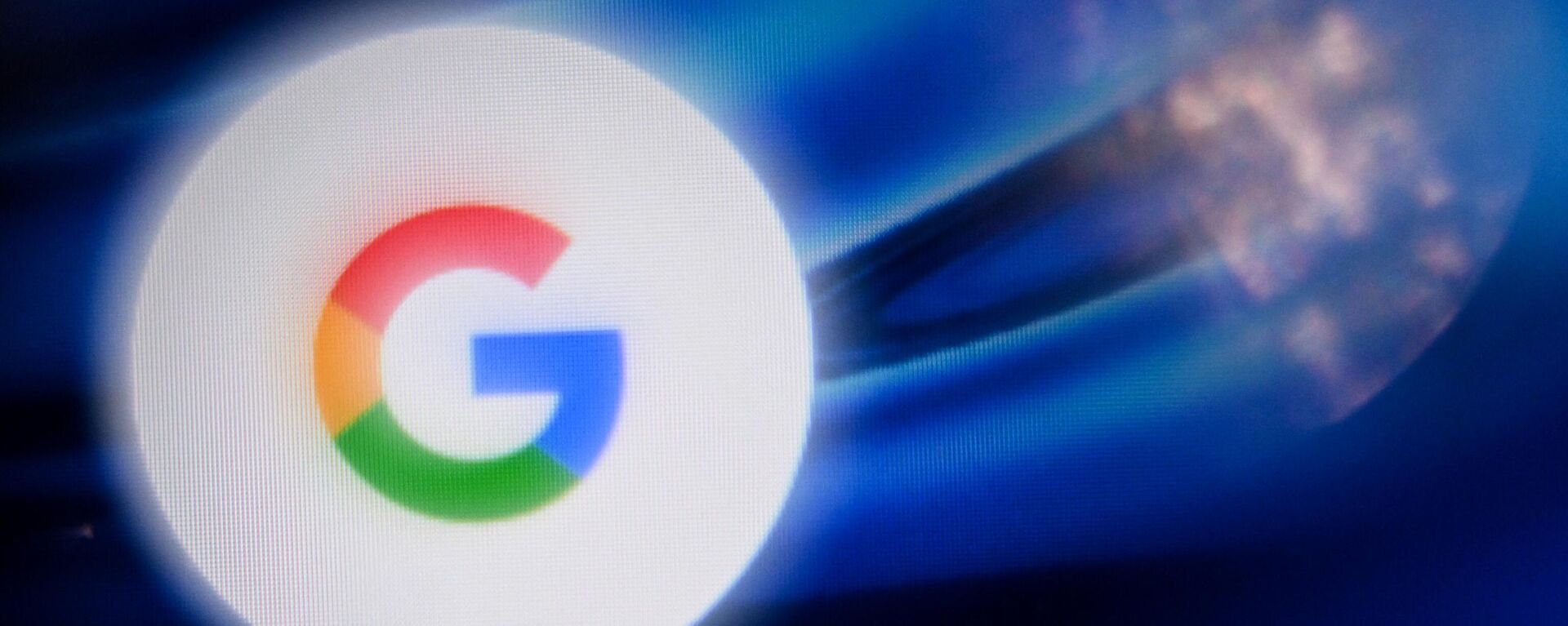 Foto mostra o logotipo da empresa multinacional americana de tecnologia e serviços relacionados à Internet Google em tela de tablet tirada em Moscou, 15 de abril de 2022 - Sputnik Brasil, 1920, 18.07.2022
