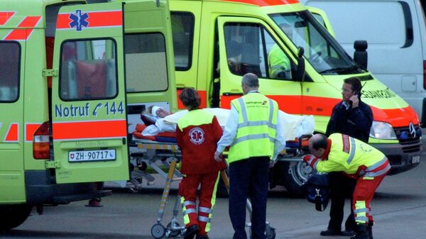 Um passageiro ferido é levado a uma ambulância, no aeroporto de Zurique, 29 de dezembro de 2004 - Sputnik Brasil