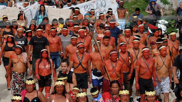 Indígenas marcham para protestar contra o desaparecimento do especialista indígena Bruno Pereira e do jornalista freelance britânico Dom Phillips, em Atalaia do Norte, Vale do Javari, Amazonas, Brasil, segunda-feira, 13 de junho de 2022 - Sputnik Brasil
