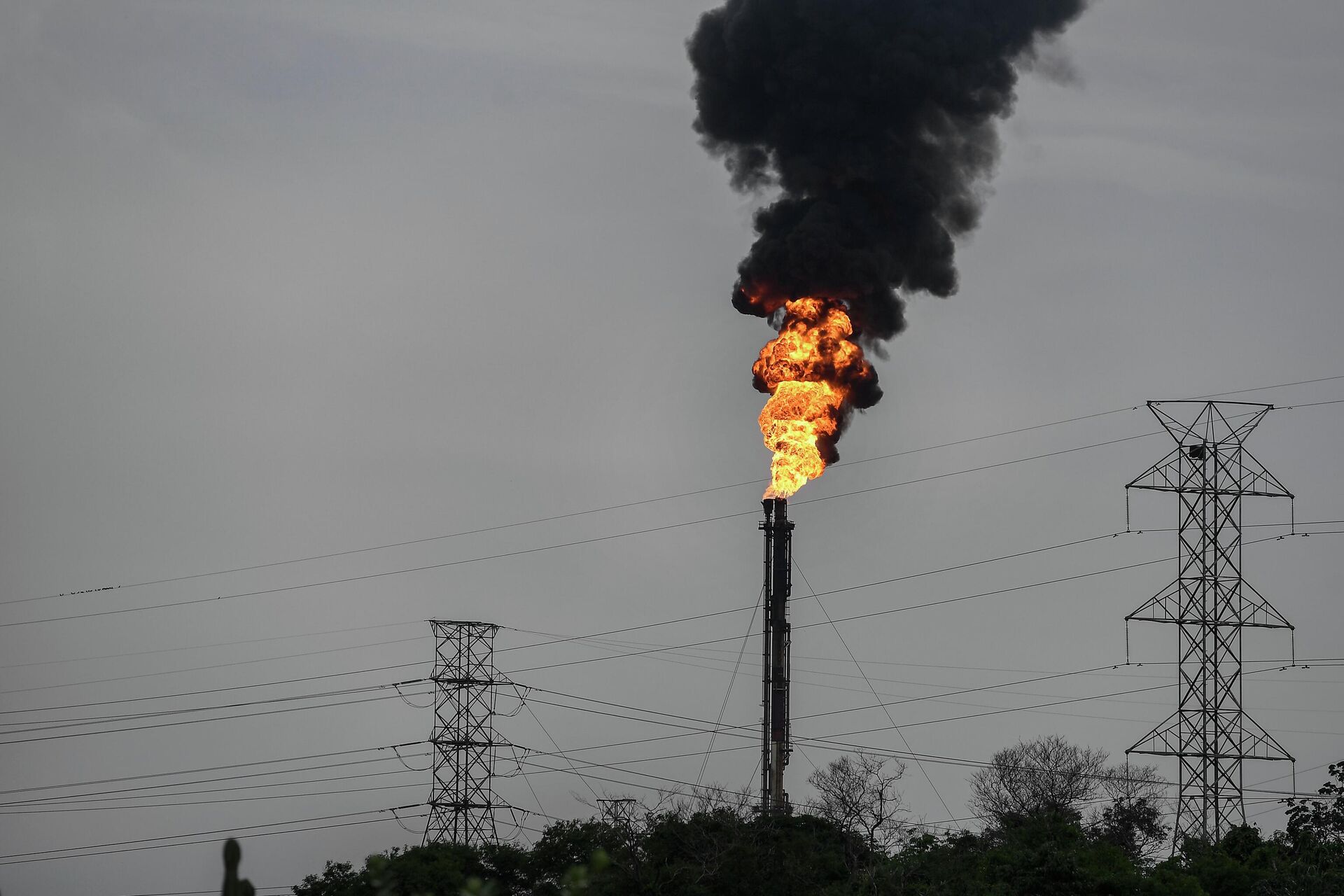 Gás é queimado no complexo petrolífero José Antonio Anzoátegui em Barcelona, estado de Anzoátegui, Venezuela, 3 de julho de 2022 - Sputnik Brasil, 1920, 19.07.2022