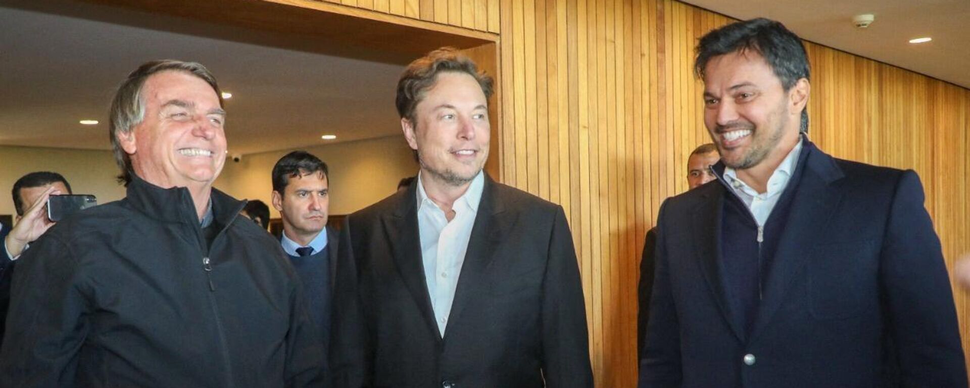 Presidente Jair Bolsonaro (E), seu ministro da Comunicação Fabio Faria (D) e CEO, e o engenheiro-chefe da SpaceX, Elon Musk, no evento Conecta Amazônia em Porto Feliz, SP, Brasil em 20 de maio de 2022 - Sputnik Brasil, 1920, 19.07.2022
