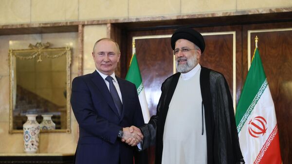 Presidente russo, Vladimir Putin (à esquerda), se reúne com o presidente iraniano, Ebrahim Raisi, em Teerã, em 19 de julho de 2022 - Sputnik Brasil
