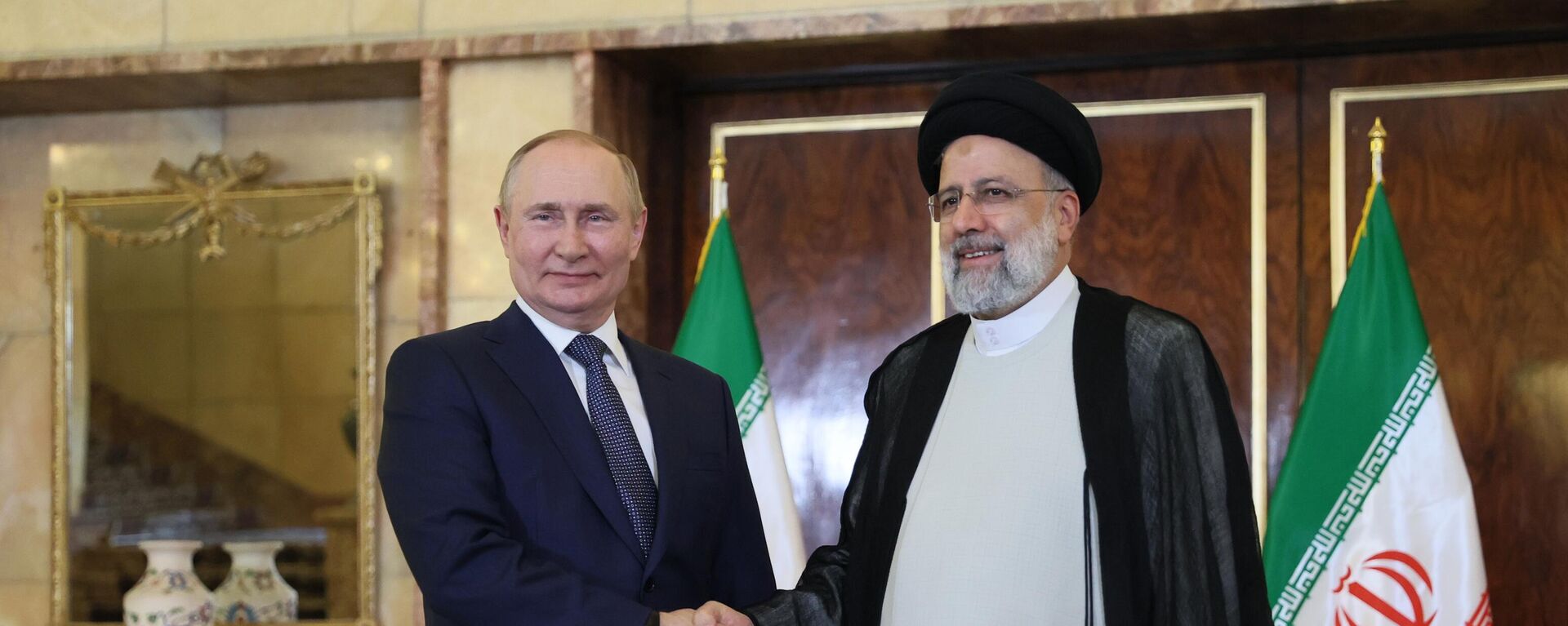Presidente russo, Vladimir Putin (à esquerda), se reúne com o presidente iraniano, Ebrahim Raisi, em Teerã, em 19 de julho de 2022 - Sputnik Brasil, 1920, 20.09.2022