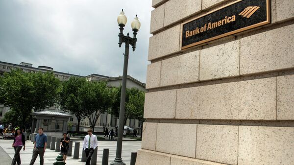 Pessoas passam pelo Banco da América, em frente ao Tesouro dos EUA, Washington, DC, 7 de agosto de 2013 - Sputnik Brasil