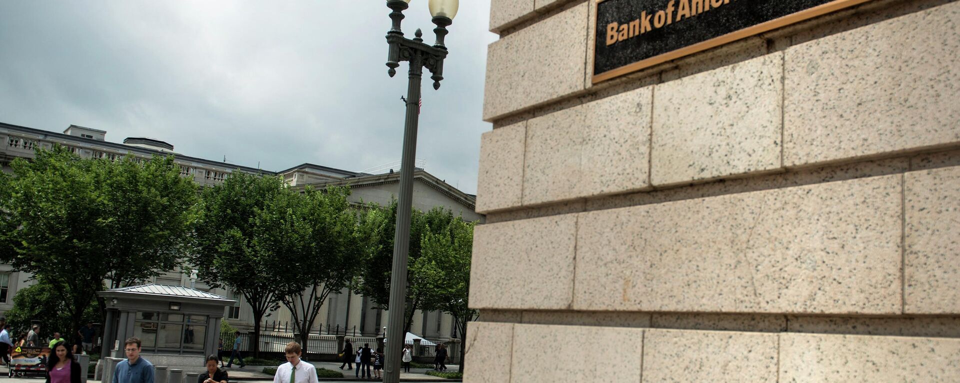 Pessoas passam pelo Banco da América, em frente ao Tesouro dos EUA, Washington, DC, 7 de agosto de 2013 - Sputnik Brasil, 1920, 19.07.2022