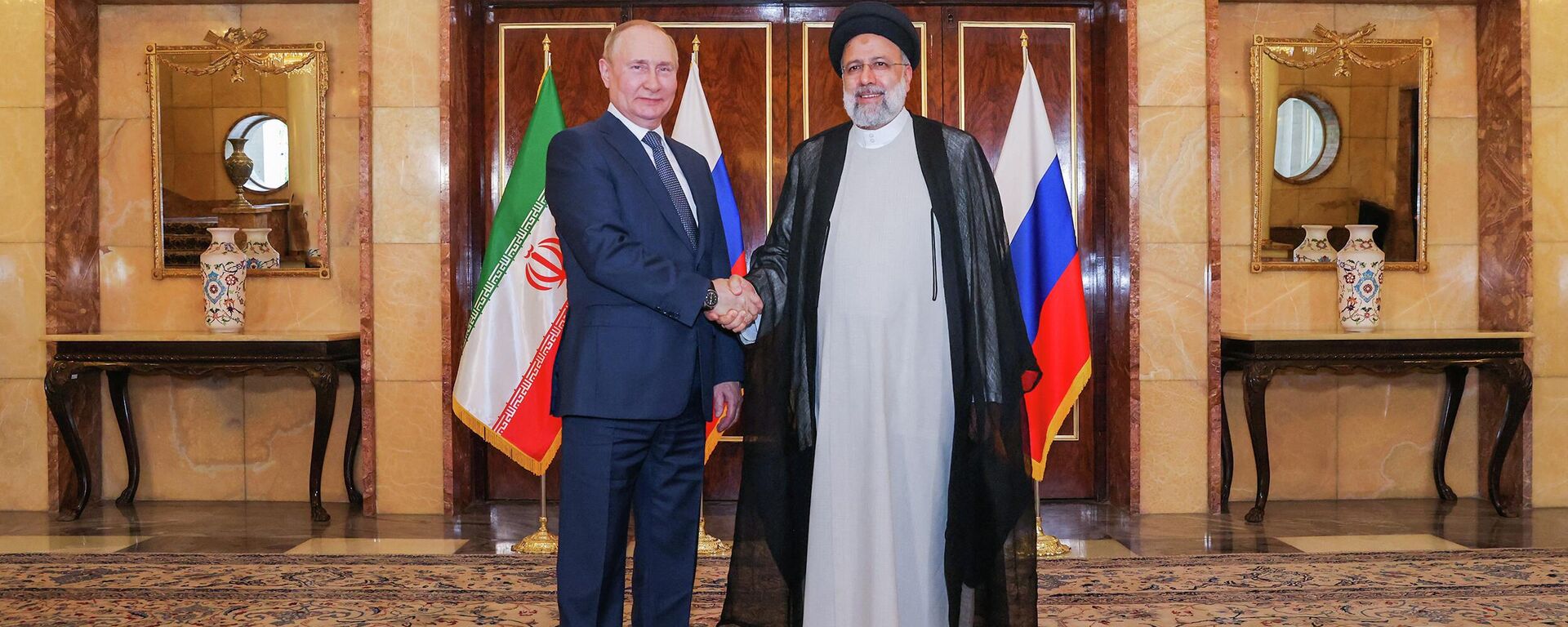 Esta foto fornecida pela presidência iraniana mostra o presidente da República Islâmica, Ebrahim Raisi (R), recebendo o presidente russo Vladimir Putin em Teerã, 19 de julho de 2022 - Sputnik Brasil, 1920, 19.07.2022