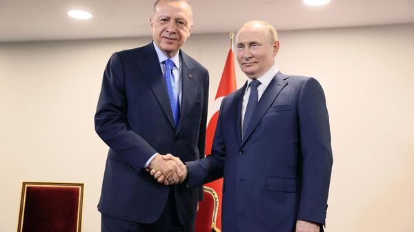 O presidente russo Vladimir Putin e o presidente turco Recep Tayyip Erdogan apertam as mãos antes de sua reunião em Teerã, Irã, 19 de julho de 2022 - Sputnik Brasil
