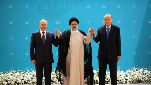 Em Teerã, os presidentes da Rússia, Vladimir Putin (à esquerda), do Irã, Ebrahim Raisi (centro), e da Turquia, Recep Tayyip Erdogan (à direita), participam de cúpula trilateral do processo de Astana como líderes garantidores do cessar-fogo na Síria, 19 de julho de 2022 - Sputnik Brasil