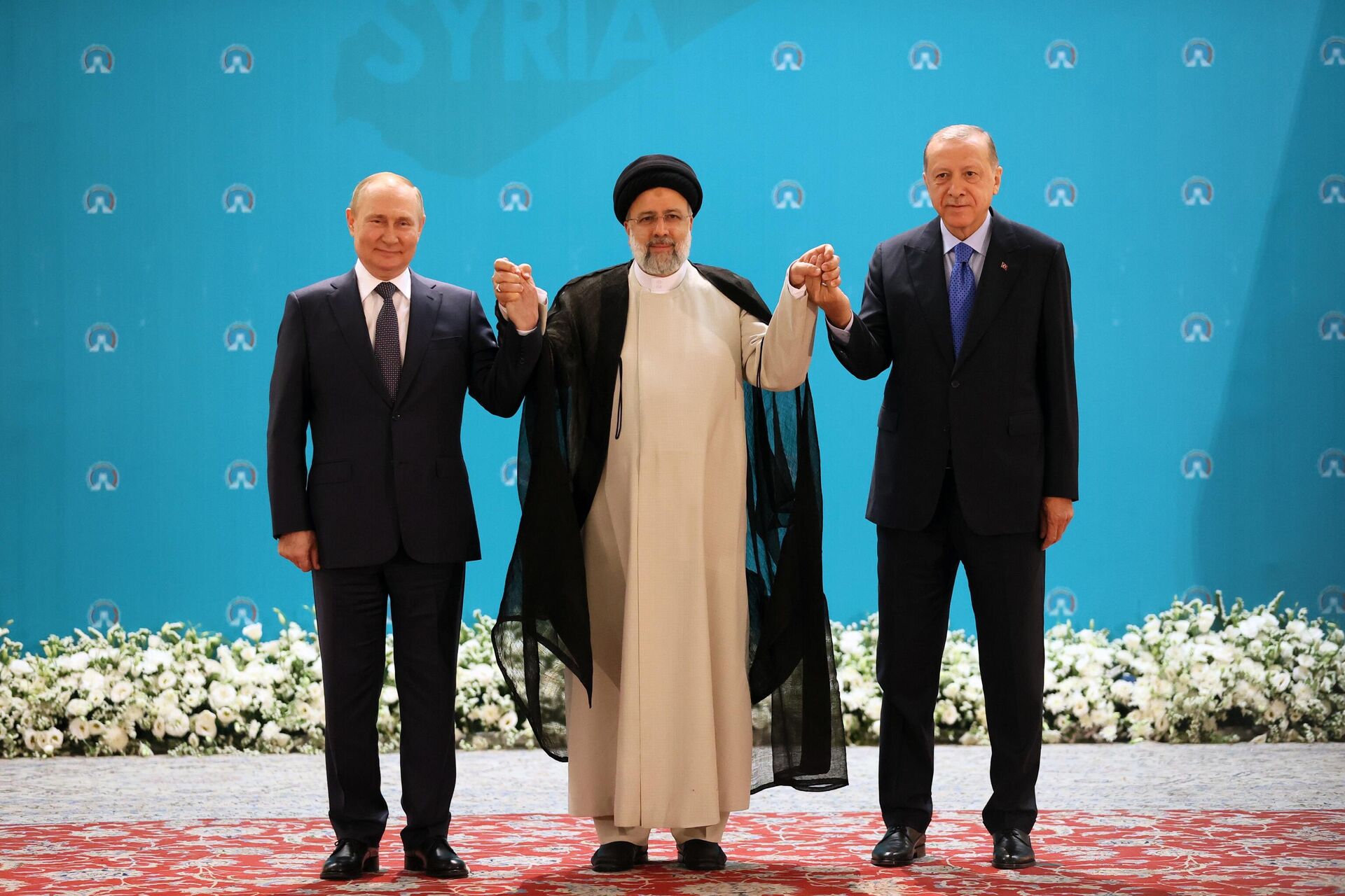 Em Teerã, os presidentes da Rússia, Vladimir Putin (à esquerda), do Irã, Ebrahim Raisi (centro), e da Turquia, Recep Tayyip Erdogan (à direita), participam de cúpula trilateral do processo de Astana como líderes garantidores do cessar-fogo na Síria, 19 de julho de 2022 - Sputnik Brasil, 1920, 20.07.2022