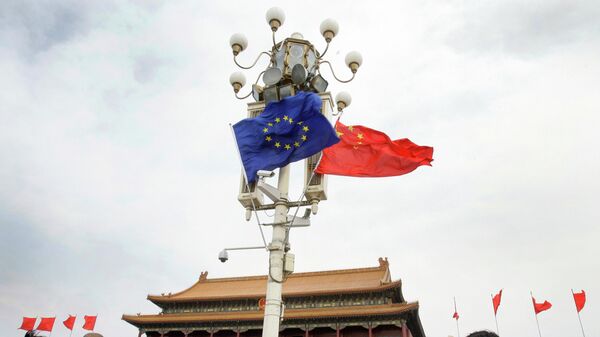 Visitantes caminham sob bandeiras da União Europeia e da China em frente ao Portão de Tiananmen, em Pequim - Sputnik Brasil