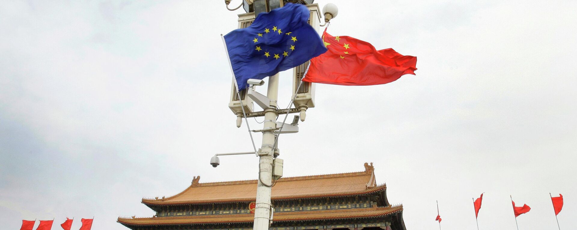 Visitantes caminham sob bandeiras da União Europeia e da China em frente ao Portão de Tiananmen, em Pequim - Sputnik Brasil, 1920, 19.07.2022