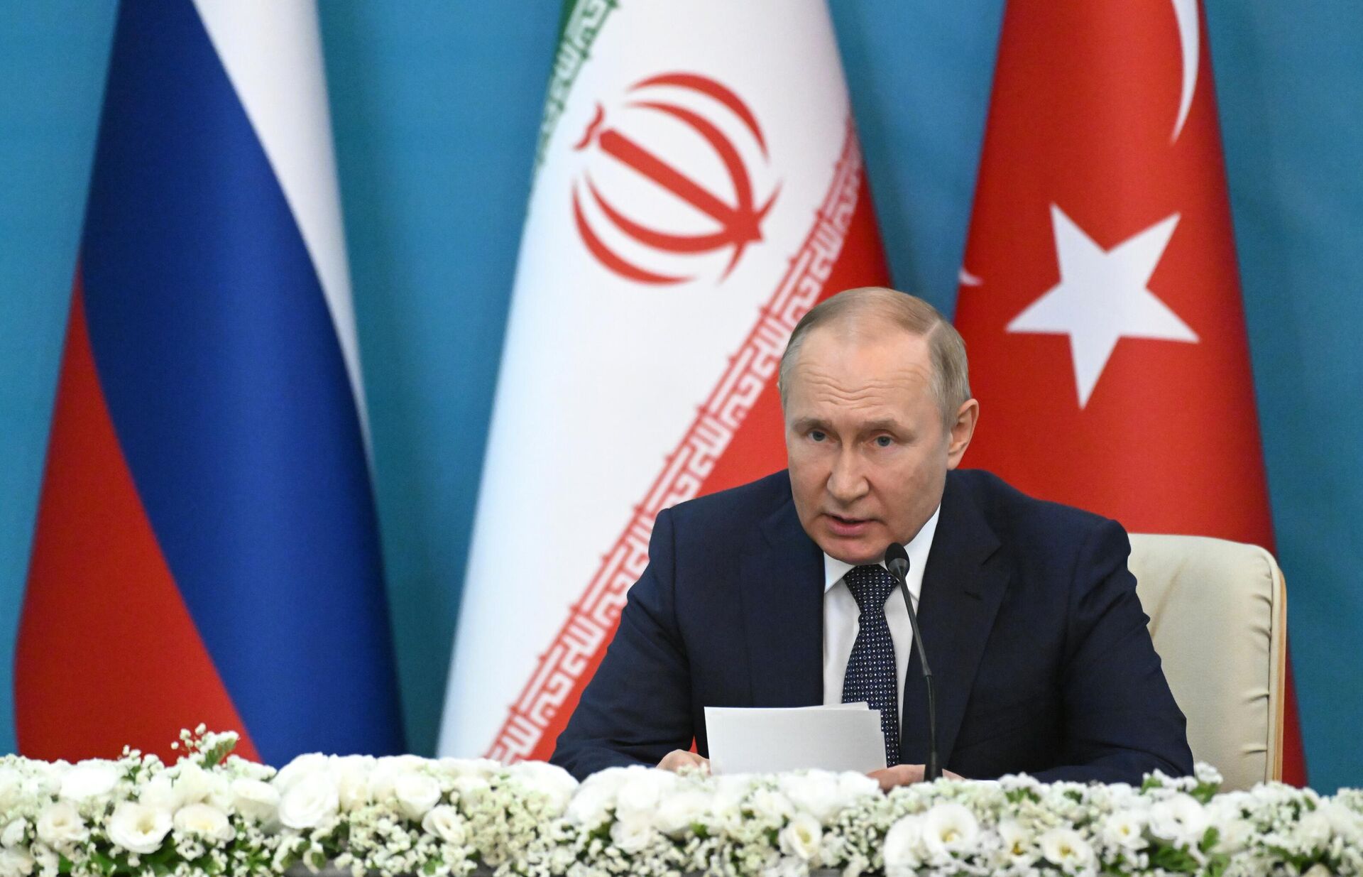 O presidente da Rússia, Vladimir Putin, fala durante encontro com os presidentes do Irã, Ebrahim Raisi, e da Turquia, Recep Tayyip Erdogan, em Teerã, 19 de julho de 2022 - Sputnik Brasil, 1920, 19.07.2022