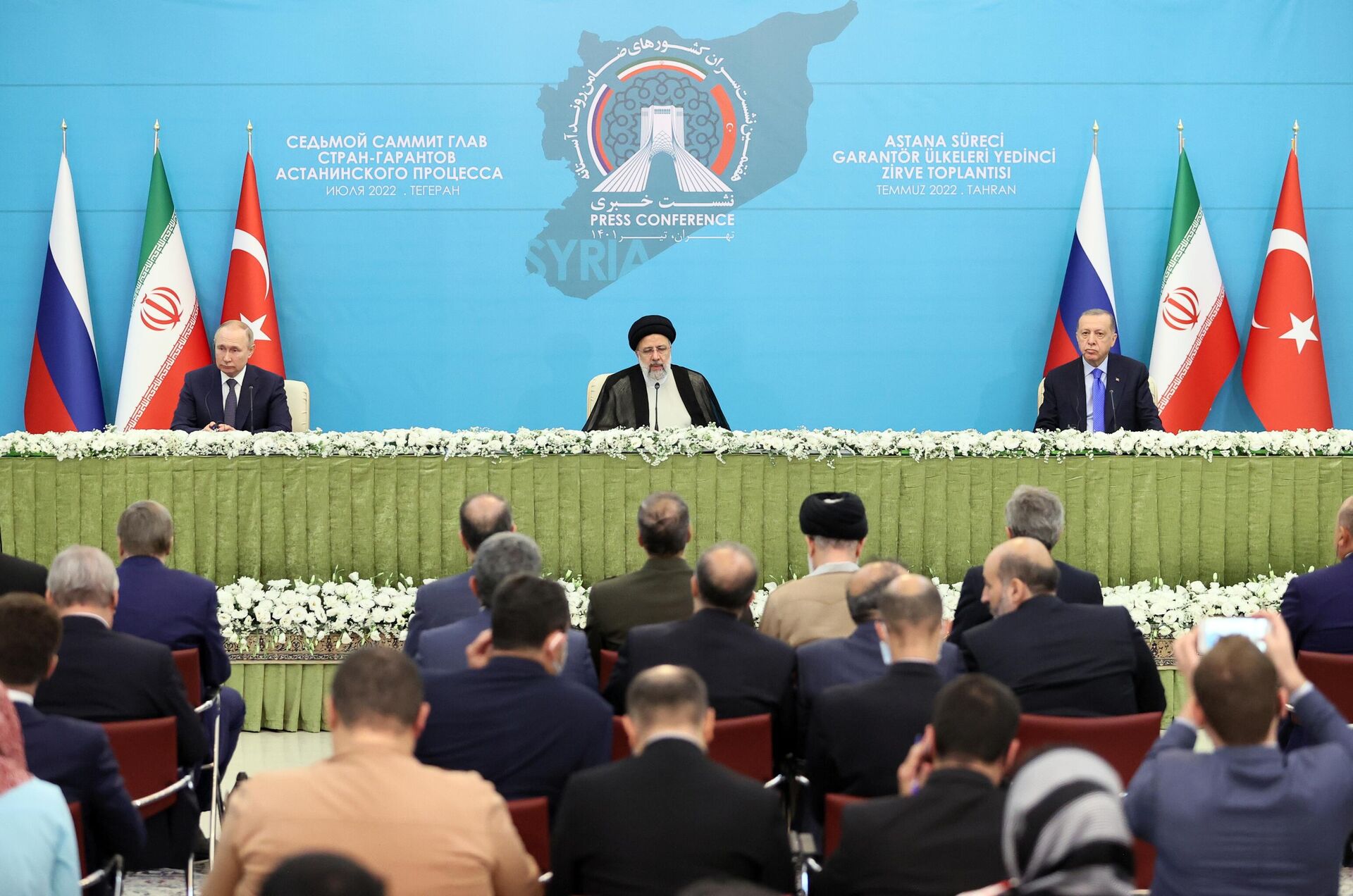 Em Teerã, os presidentes da Rússia, Vladimir Putin (à esquerda), do Irã, Ebrahim Raisi (centro), e da Turquia, Recep Tayyip Erdogan (à direita), participam da Cúpula Trilateral de Líderes dos Estados-Garantes da resolução do conflito na Síria, 19 de julho de 2022 - Sputnik Brasil, 1920, 19.07.2022