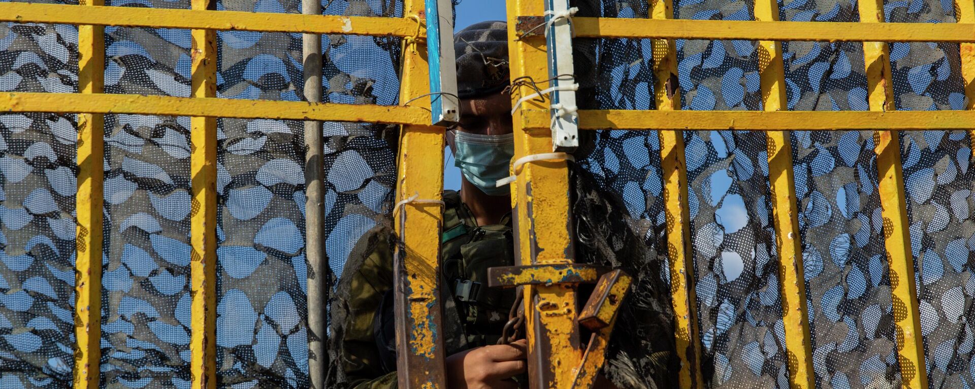 Um soldado israelense fecha os portões da fronteira de Rosh Hanikra entre Israel e Líbano no norte de Israel, quarta-feira, 14 de outubro de 2020 - Sputnik Brasil, 1920, 19.07.2022