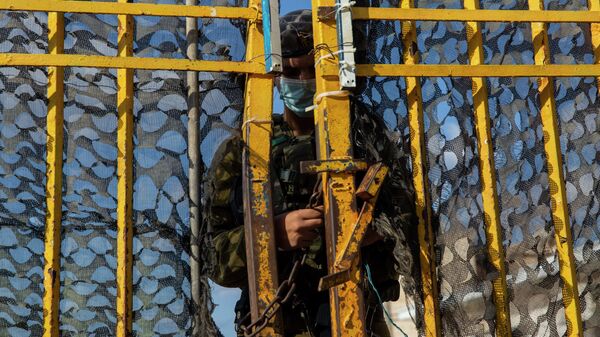 Um soldado israelense fecha os portões da fronteira de Rosh Hanikra entre Israel e Líbano no norte de Israel, quarta-feira, 14 de outubro de 2020 - Sputnik Brasil
