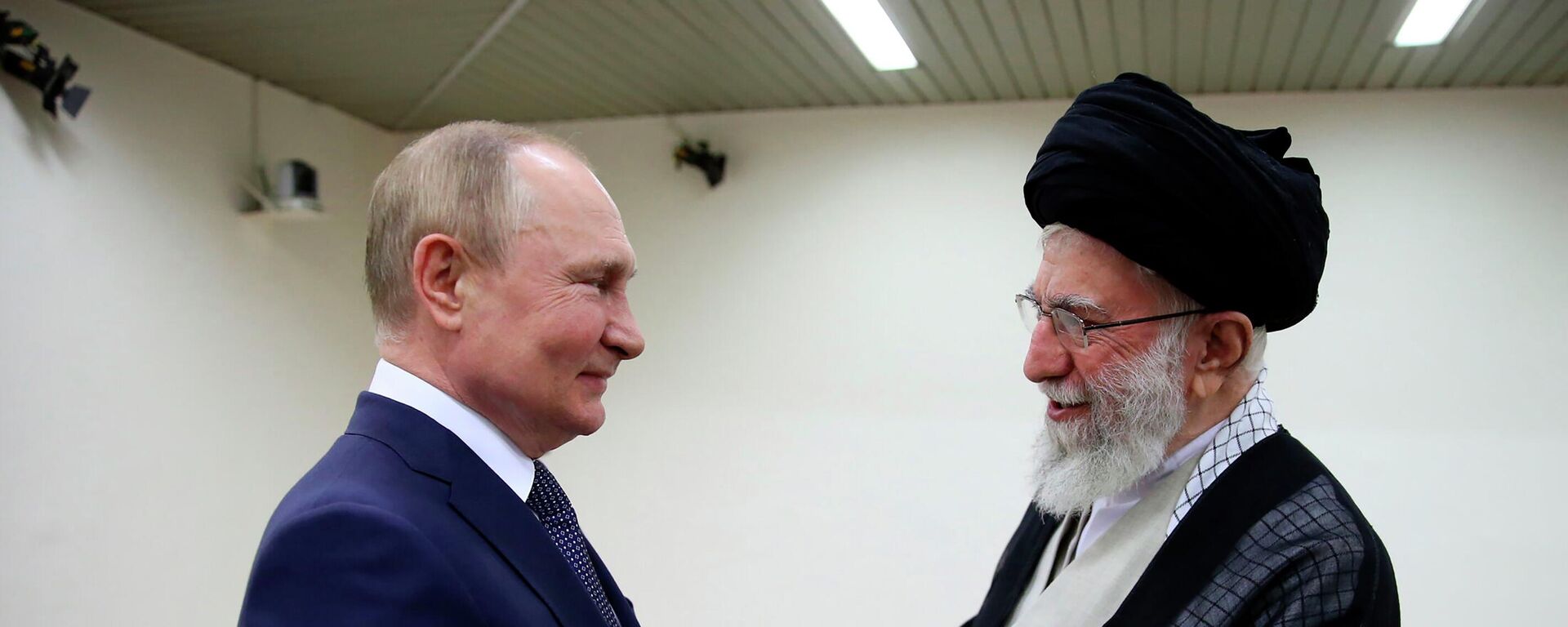 O presidente da Rússia, Vladimir Putin (à esquerda), e o líder supremo iraniano, aiatolá Ali Khamenei (à direita), se cumprimentam durante encontro em Teerã, 19 de julho de 2022 - Sputnik Brasil, 1920, 19.07.2022