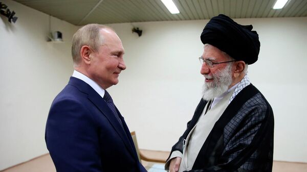 O presidente da Rússia, Vladimir Putin (à esquerda), e o líder supremo iraniano, aiatolá Ali Khamenei (à direita), se cumprimentam durante encontro em Teerã, 19 de julho de 2022 - Sputnik Brasil