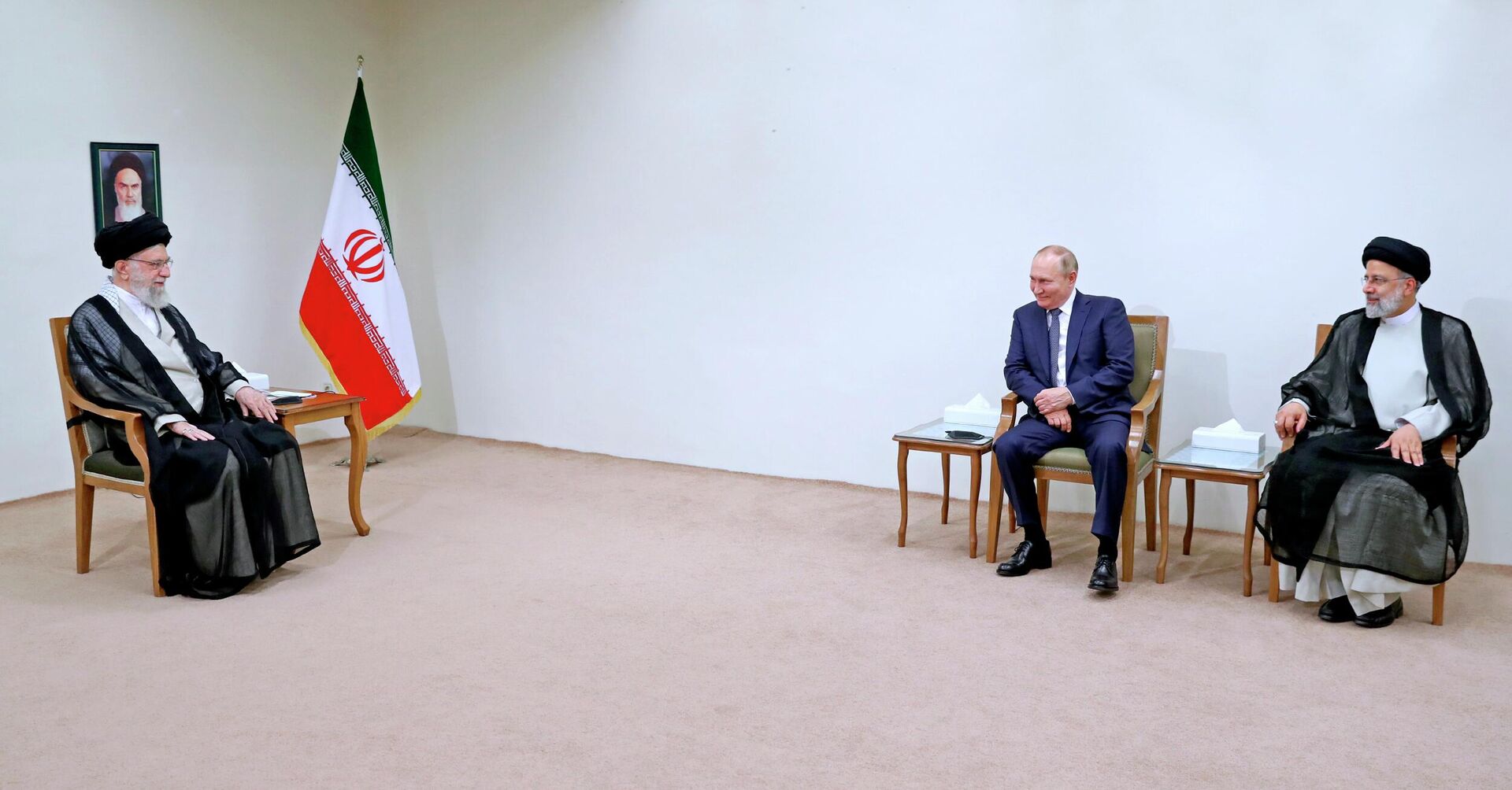 O líder supremo iraniano, aiatolá Ali Khamenei (à esquerda), se encontra com o presidente russo, Vladimir Putin (no centro), e com o presidente do Irã, Ebrahim Raisi, em Teerã, em 19 de julho de 2022 - Sputnik Brasil, 1920, 19.07.2022