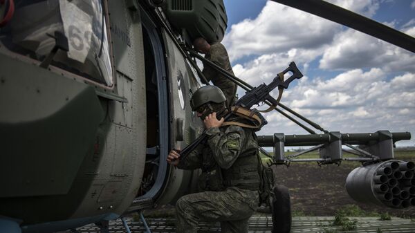 Soldado russo a bordo do helicóptero Mi-8MTV na zona da operação especial russa na Ucrânia - Sputnik Brasil