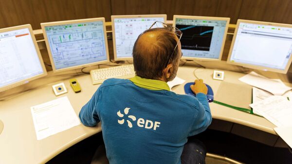 Operador trabalha na sala de controle do reator nuclear do projeto Reator Pressurizado Europeu (EPR, na sigla em inglês) de terceira geração de Flamanville, Normandia, 14 de junho de 2022 - Sputnik Brasil