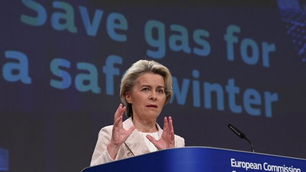 A presidente da Comissão Europeia, Ursula von der Leyen, fala durante conferência de imprensa após a reunião sobre a medida Economize gás para um inverno seguro na sede da União Europeia (UE) em Bruxelas, 20 de julho de 2022 - Sputnik Brasil