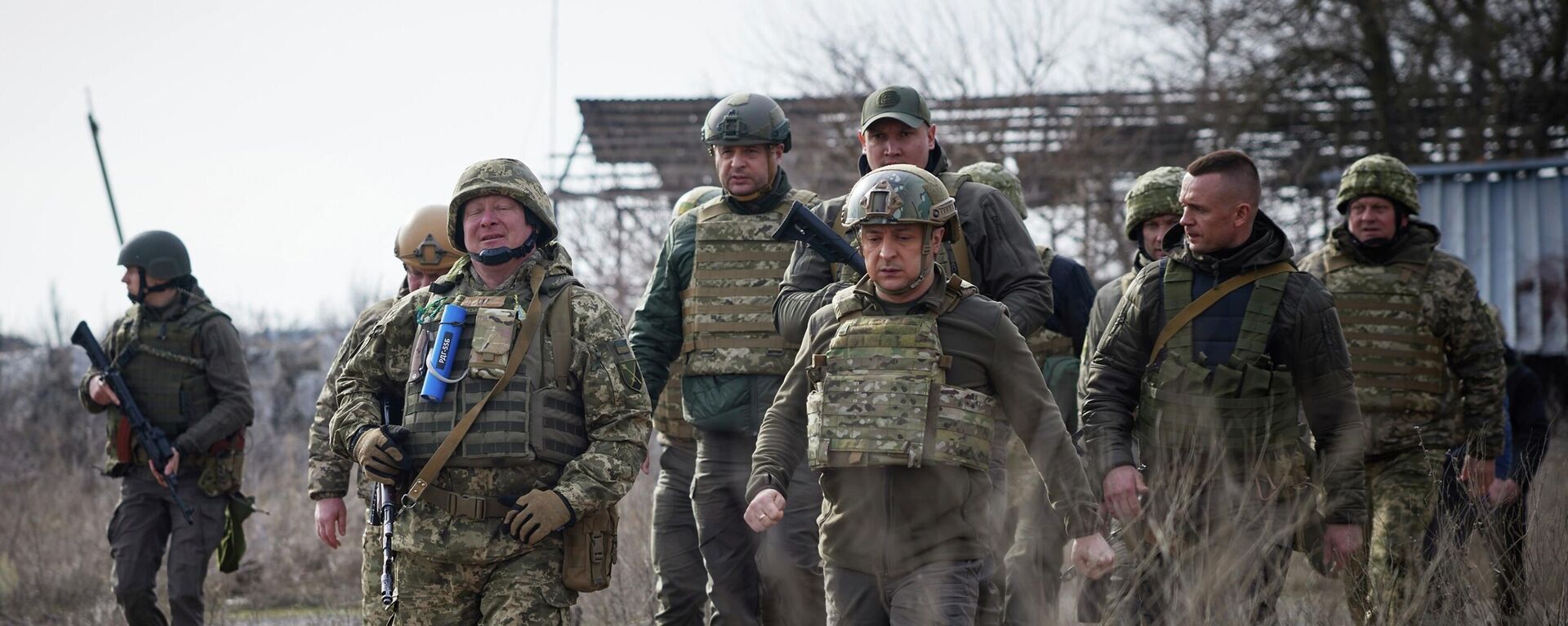 Presidente ucraniano, Vladimir Zelensky (no centro), visita linha de frente na região de Donetsk, 17 de fevereiro de 2022 - Sputnik Brasil, 1920, 07.08.2022