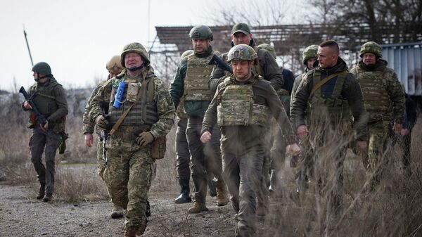 Presidente ucraniano, Vladimir Zelensky (no centro), visita linha de frente na região de Donetsk, 17 de fevereiro de 2022 - Sputnik Brasil
