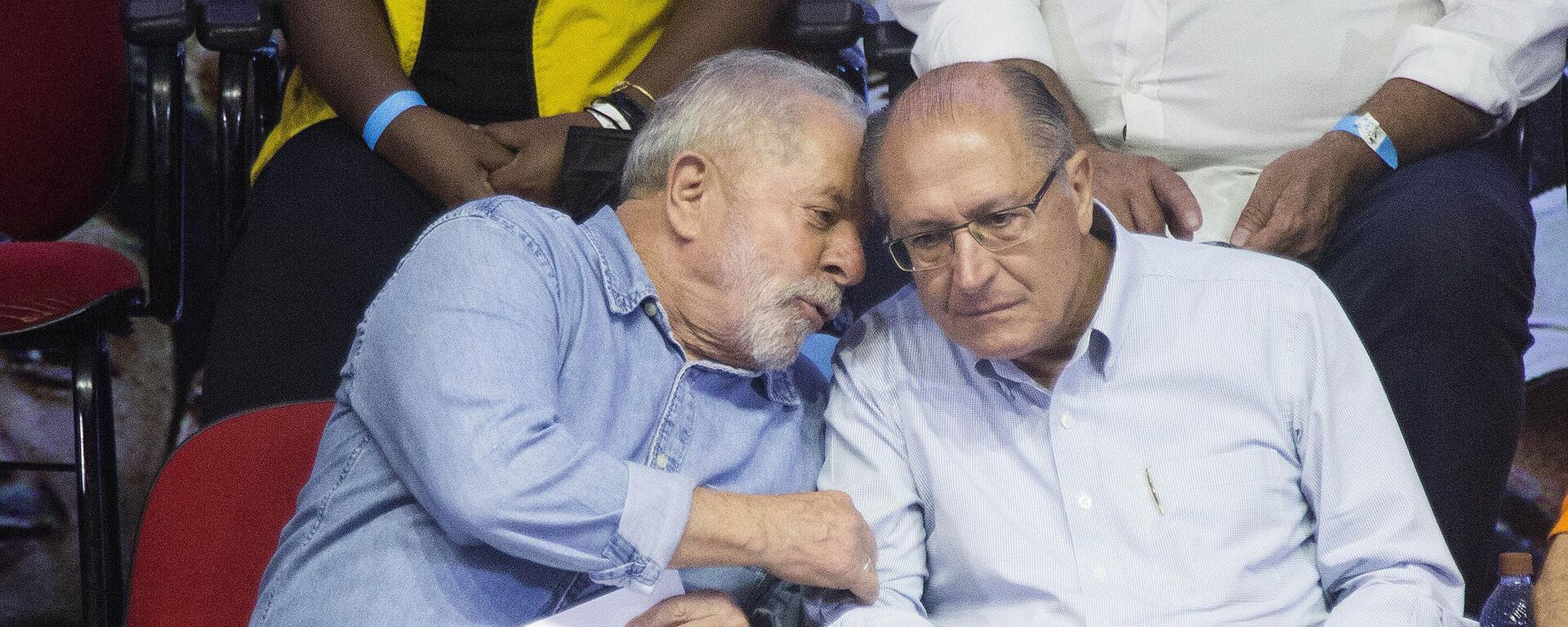Os então candidatos à Presidência Luiz Inácio Lula da Silva (PT, à esquerda) e à Vice-Presidência Geraldo Alckmin (PSB) conversam durante encontro com sindicalistas em São Paulo, em 4 de abril de 2022 (foto de arquivo) - Sputnik Brasil, 1920, 20.07.2022