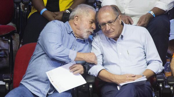 Os então candidatos à Presidência Luiz Inácio Lula da Silva (PT, à esquerda) e à Vice-Presidência Geraldo Alckmin (PSB) conversam durante encontro com sindicalistas em São Paulo, em 4 de abril de 2022 (foto de arquivo) - Sputnik Brasil