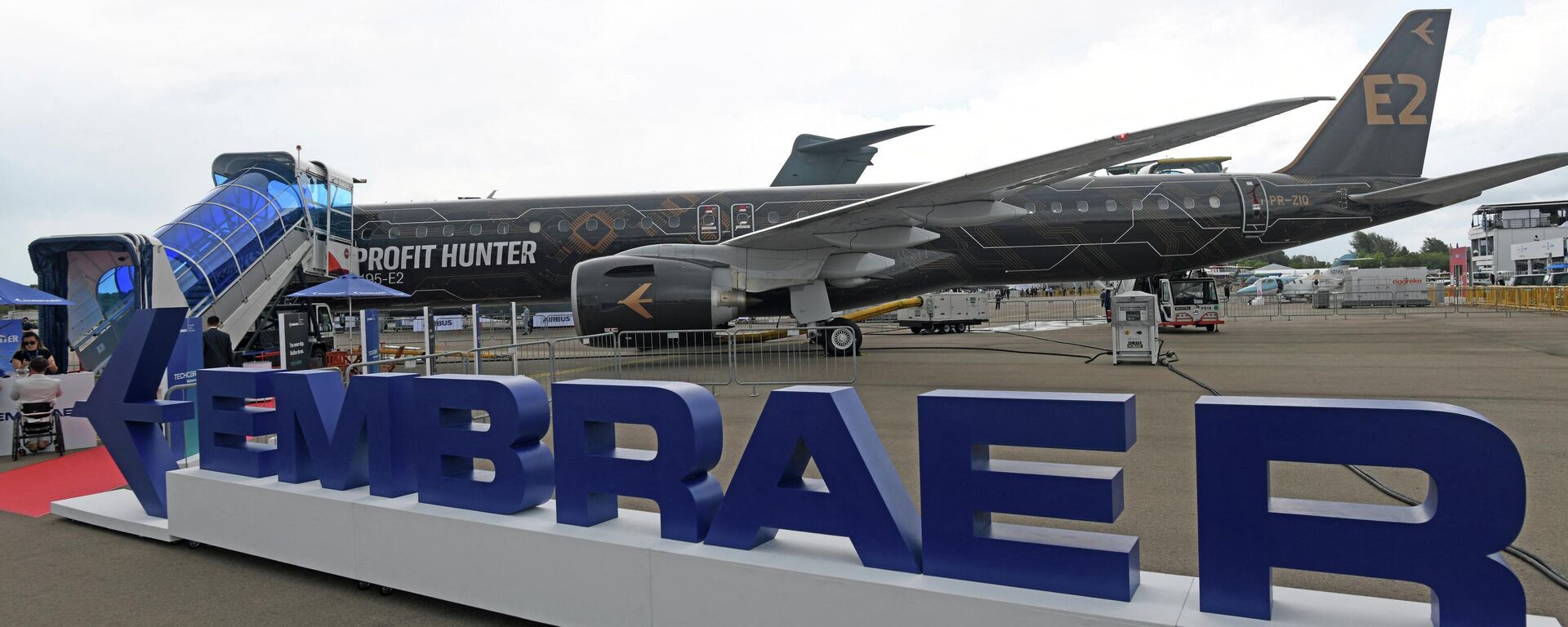 Uma exibição estática da aeronave Profit Hunter da Embraer, o E195-E2, fica na pista durante o Singapore Airshow em Cingapura em 11 de fevereiro de 2020 - Sputnik Brasil, 1920, 20.07.2022