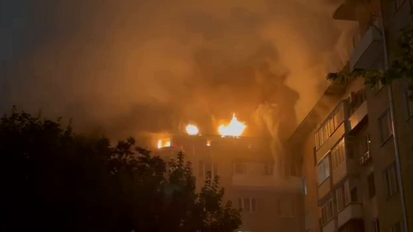 Imagem mostra chamas em um prédio residencial na avenida Leninsky Prospekt, em Moscou, em 20 de julho de 2022 - Sputnik Brasil