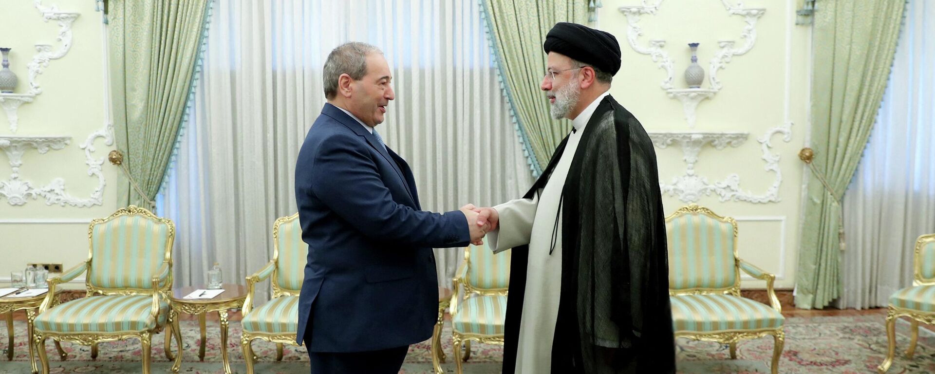 Presidente do Irã Ebrahim Raisi (á direita) recebendo o ministro das Relações Exteriores da Síria, Faisal Mekdad, na capital Teerã em 20 de julho de 2022 - Sputnik Brasil, 1920, 21.07.2022