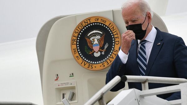 Presidente dos EUA, Joe Biden, toca sua máscara facial ao descer do Air Force One ao chegar ao Aeroporto Regional de Hagerstown em Hagerstown, Maryland em 14 de abril de 2022 - Sputnik Brasil