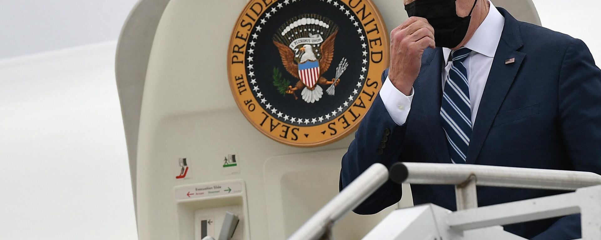 Presidente dos EUA, Joe Biden, toca sua máscara facial ao descer do Air Force One, na chegada ao Aeroporto Regional de Hagerstown, em Maryland, em 14 de abril de 2022 (foto de arquivo) - Sputnik Brasil, 1920, 29.07.2022